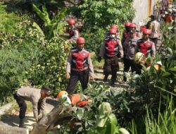 Angin Puting Rusak Puluhan Rumah Warga, Polres Tuban Hadir Bantu Pemulihan