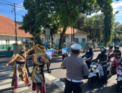 Unik..! Polres Blitar Kota Terjunkan Gatotkaca dan Werkudara Sosialisasikan Ops Keselamatan Semeru 2026