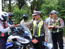 Polres Gresik Gencarkan Edukasi Keselamatan, Pengguna Jalan Tertib Dapat Cokelat