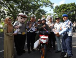 Polres Magetan Berbagi Bunga dan Es Krim di Operasi Keselamatan Semeru 2026