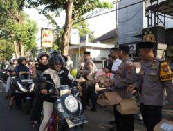 Gandeng Element Masyarakat, Polres Tuban Bagi-bagi Takjil kepada Pengendara.