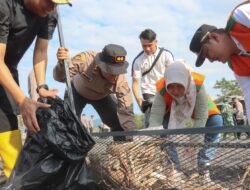Polres Lumajang Gelar Aksi Bersihkan Pantai Bambang Bersama Pemda