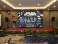 Kabid Humas Polda Jatim Tutup Pelatihan Public Speaking, Tekankan Komunikasi Jujur dan Transparan