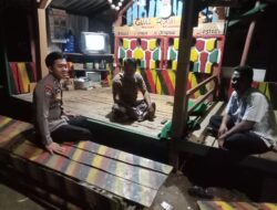 ‎Cegah Gangguan Kamtibmas, Bhabinkamtibmas Desa pakel Sambangi Poskamling