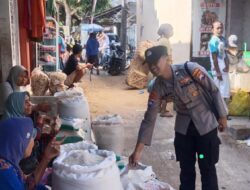 Polsek Briptu Antok dan Bripda iqbal melakukan Patroli jalan kaki di sekitaran pasar Ds. Mulyoagung