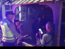 Anggota Polsek Rengel Polres Tuban melaksanakan kegiatan pembinaan keamanan lingkungan