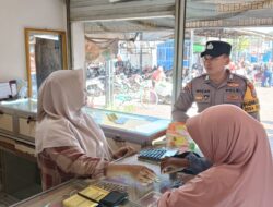 Antisipasi Tindak Kejahatan Anggota Bhabinkamtimas Polsek Senori Polres Tuban Melaksanakan Patroli Sambang Toko Emas di Pasar Desa Jatisari