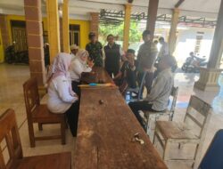 Anggota Bhabinkamtibmas Polsek Senori Polresta Tuban Polda Jatim Dampingi Penanganan ODGJ di Desa Sidoharjo