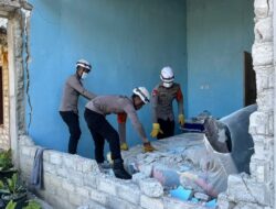 Bantu Warga Selamatkan Harta Benda, Personel SAR Korbrimob Bergerak ke Satar Padut