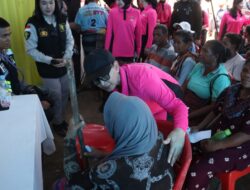 Ketua Umum Bhayangkari Gelar Bakti Sosial dan Bakti Kesehatan bagi Pengungsi Gempa Flores