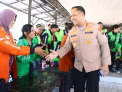 Bangun Sinergi, Kapolres Gresik Gelar Dialog Interaktif dan Bagi Bansos ke Driver Ojol